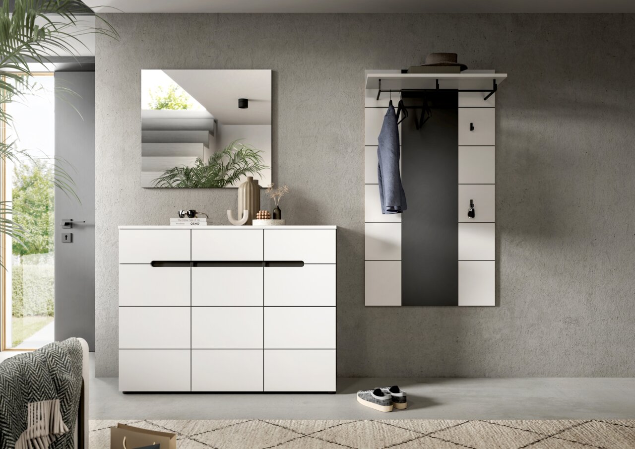 Modernes weißes Garderoben-Set im Flur mit Sideboard und Wandgarderobe samt Spiegel, schwarze Akzente und Haken; Perspektive: frontale Ansicht auf Augenhöhe