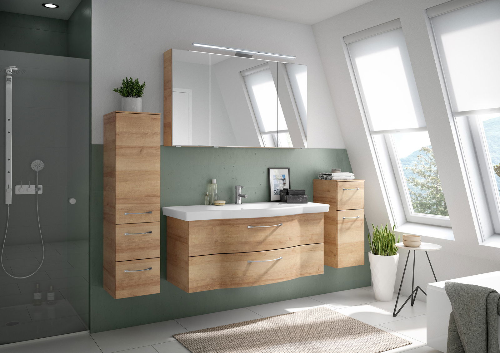 Moderne Badezimmermöbel in Holzoptik mit Waschbecken und Spiegel, seitliche Perspektive