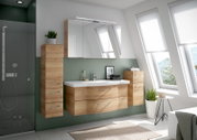 Moderne Badezimmermöbel in Holzoptik mit Waschbecken und Spiegel, seitliche Perspektive