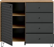 Moderne Kommode in Holzoptik mit mattschwarzen Fronten, links geöffnete strukturierte Tür mit Regalfächern und rechts vier Schubladen, auf Metallfüßen, Frontansicht leicht von oben