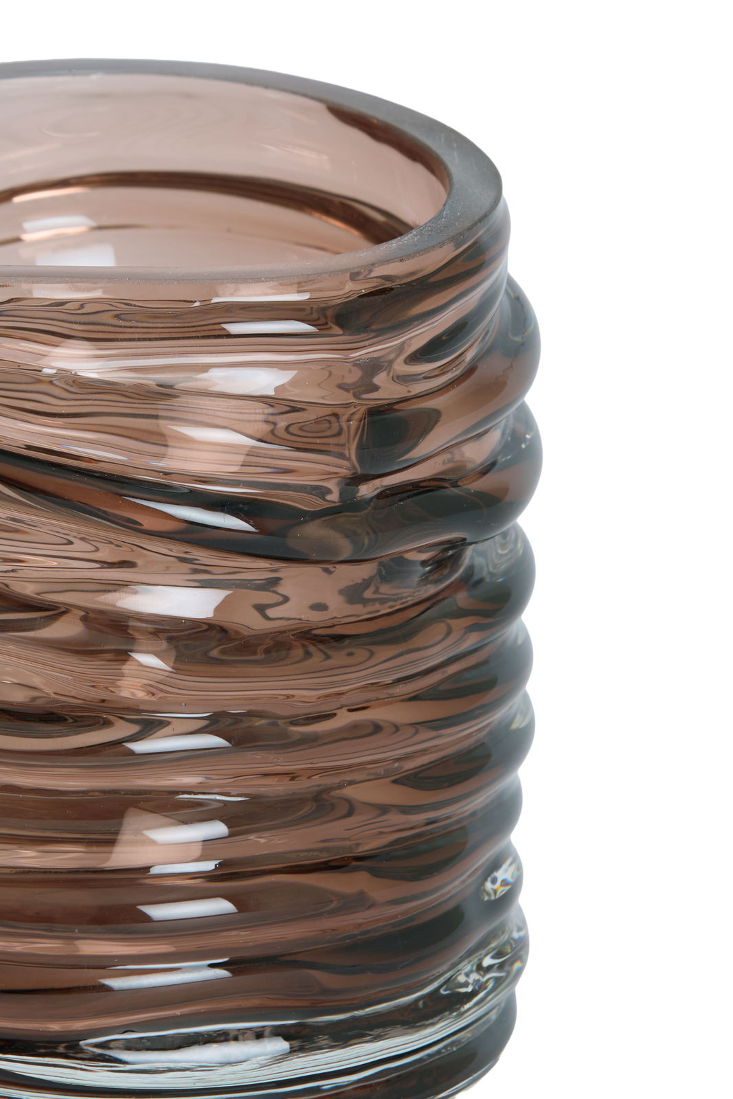 Nahaufnahme eines gerippten, braunen Glas-Teelichthalters mit glänzender Oberfläche.