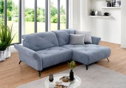 Blauwe longchair-set in een moderne woonkamer met grote ramen en een houten vloer, zijaanzicht