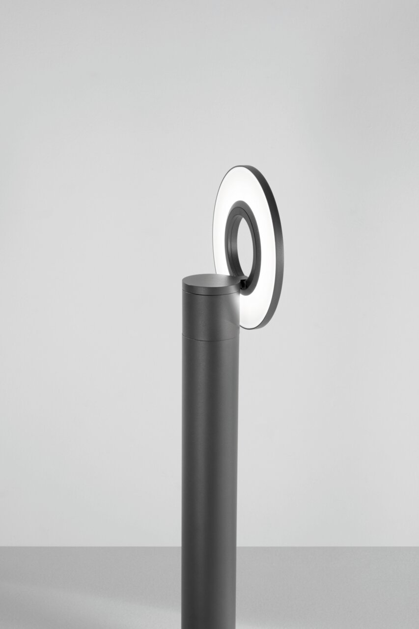 Moderne LED-Pollerleuchte mit ringförmigem Leuchtelement, seitliche Perspektive
