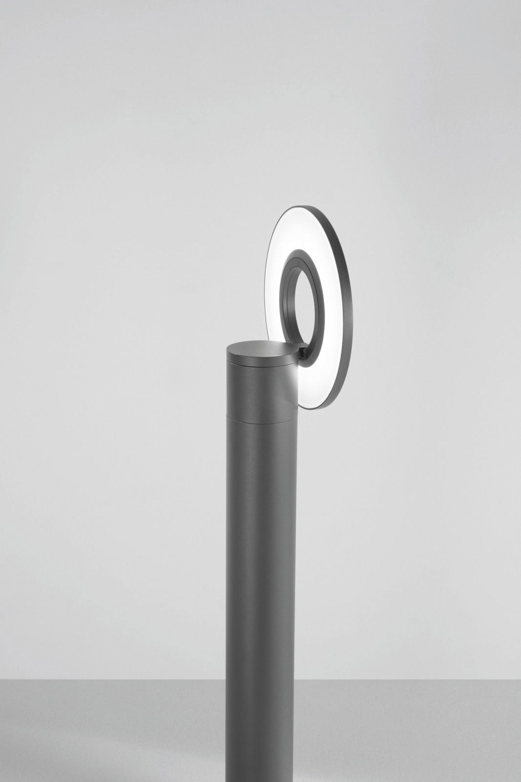 Moderne LED-Pollerleuchte mit ringförmigem Leuchtelement, seitliche Perspektive