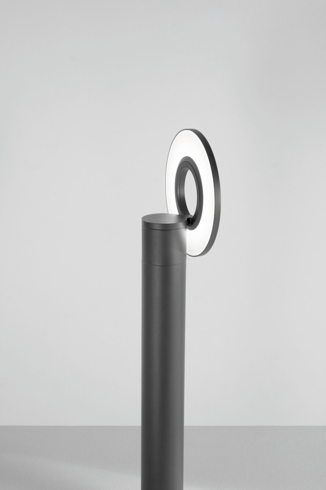 Moderne LED-paallamp met ringvormig lichtelement, zijaanzicht