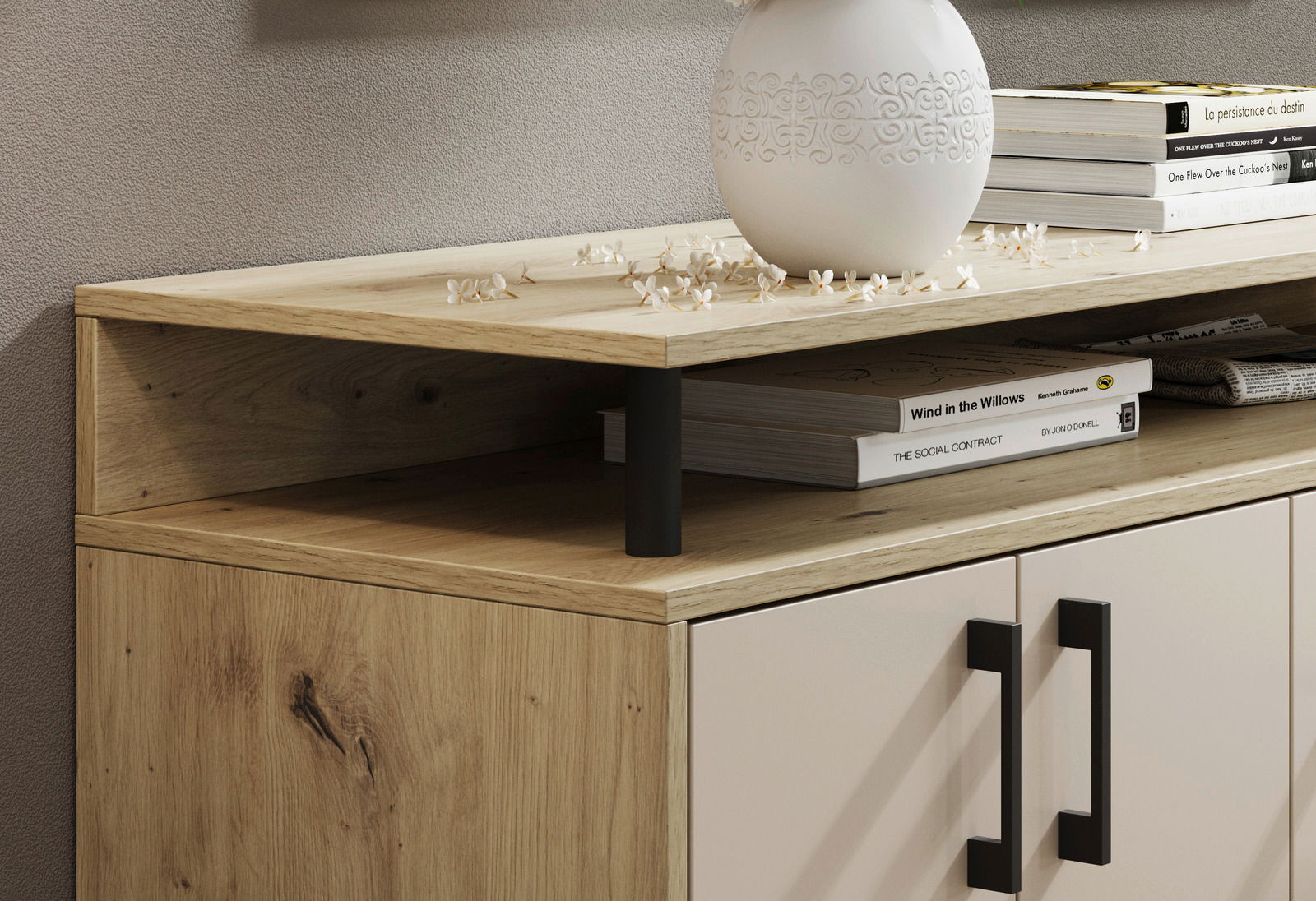 Nahaufnahme eines modernen Sideboards aus Holz mit schwarzem Griff, dekoriert mit einer weißen Vase und Büchern, seitliche Perspektive.