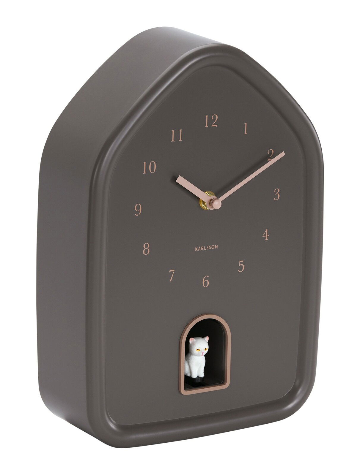 Moderne Wanduhr in Hausform mit braunem Gehäuse und roségoldenen Zeigern, seitliche Perspektive, mit einer kleinen weißen Katzenfigur in einer Öffnung unten.