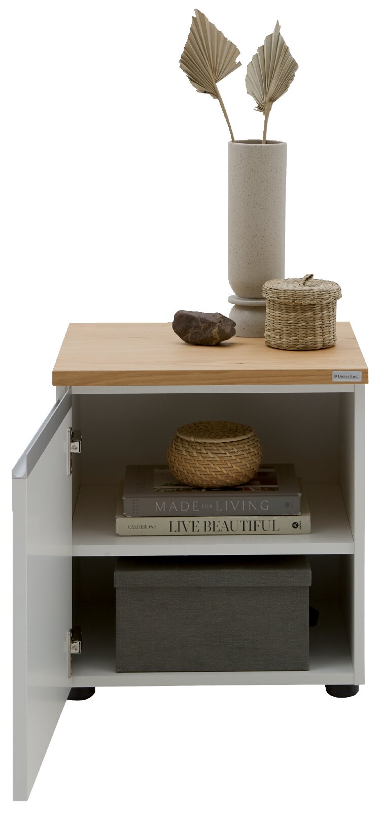 Dieter Knoll Nachtkonsole LENDINA Weißer Nachttisch/Beistellschrank mit geöffneter Tür, Holzplatte und Metallgriff; oben Vase und Deko, innen Regalfach mit Büchern und Box – frontale Ansicht leicht von oben.