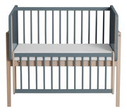 Anstellbett aus Holz mit blauen Gitterstäben, seitliche Perspektive