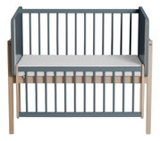 Houten opstapbed met blauwe spijlen, zijaanzicht