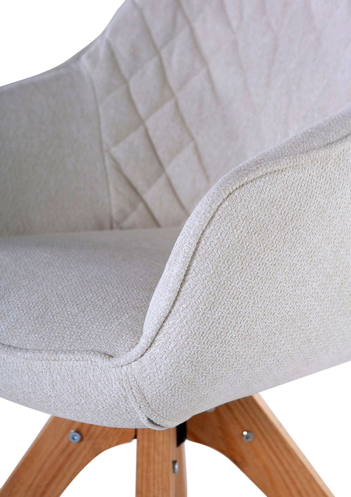 Nahaufnahme eines beigen Armlehnstuhls mit Holzbeinen, seitliche Perspektive