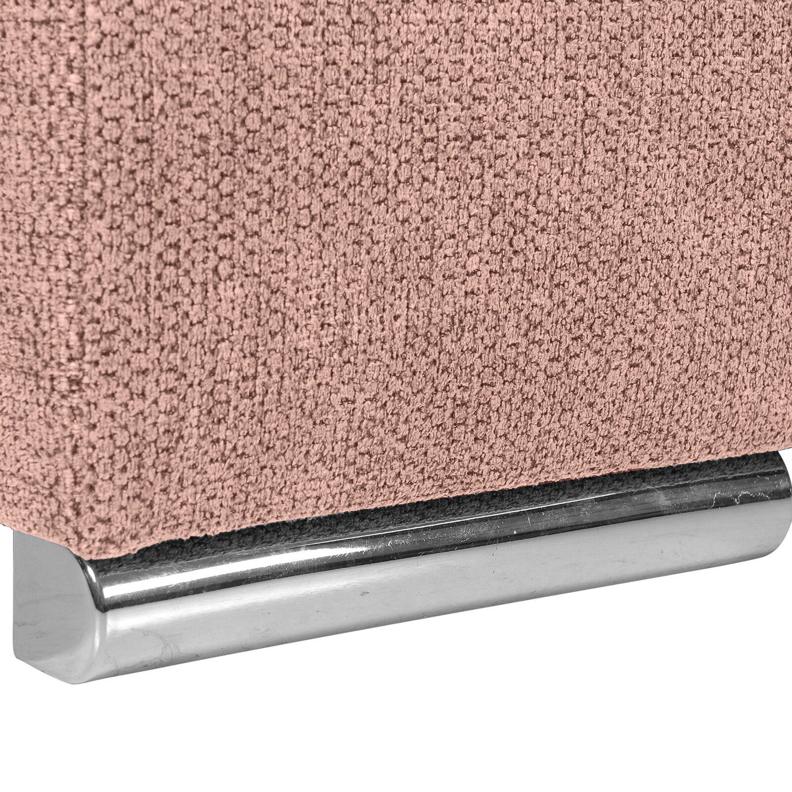 Nahaufnahme einer rosa strukturierten Stoffoberfläche mit einem silbernen Metallfuß, perspektivisch von der Seite aufgenommen.