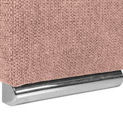 Nahaufnahme einer rosa strukturierten Stoffoberfläche mit einem silbernen Metallfuß, perspektivisch von der Seite aufgenommen.