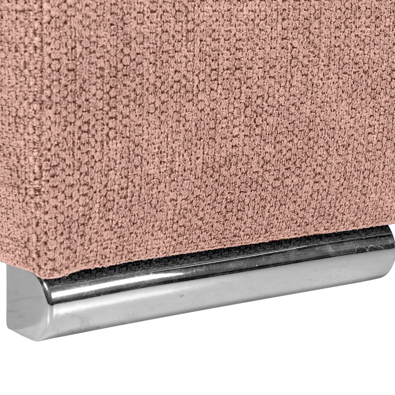 Nahaufnahme einer rosa strukturierten Stoffoberfläche mit einem silbernen Metallfuß, perspektivisch von der Seite aufgenommen.