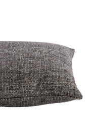 Graues Kissen in Nahaufnahme von der Seite, zeigt die Textur des Stoffes.