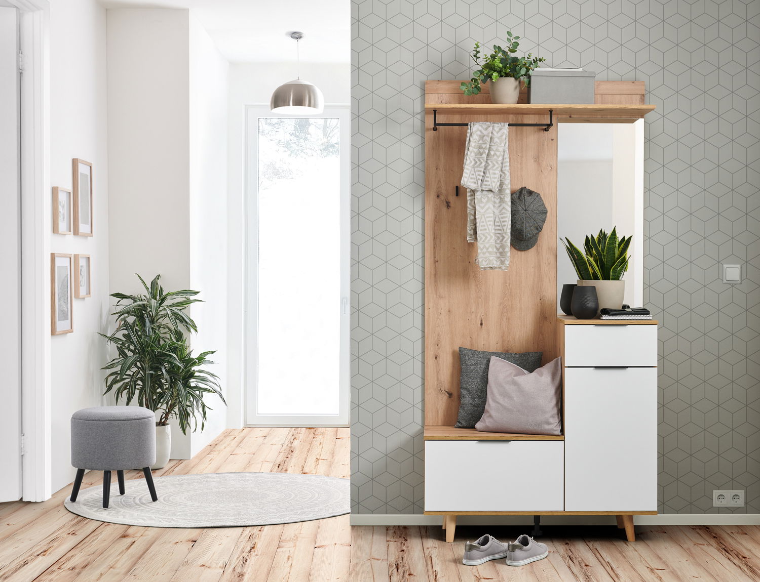 Kompaktgarderobe in einem modernen Flur, frontal fotografiert, mit Holz- und weißen Elementen, Spiegel, Pflanzen und Dekoration.