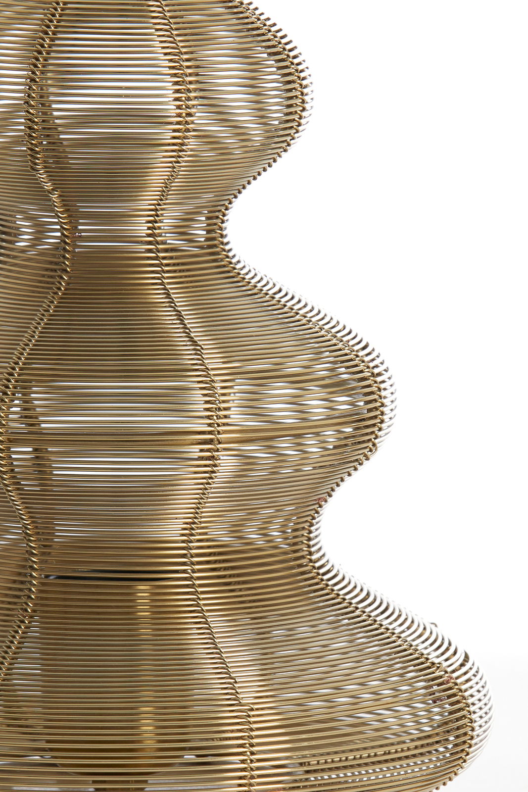 Nahaufnahme einer Tischleuchte mit einem eleganten, geschwungenen Design aus goldfarbenen Metallstreben.