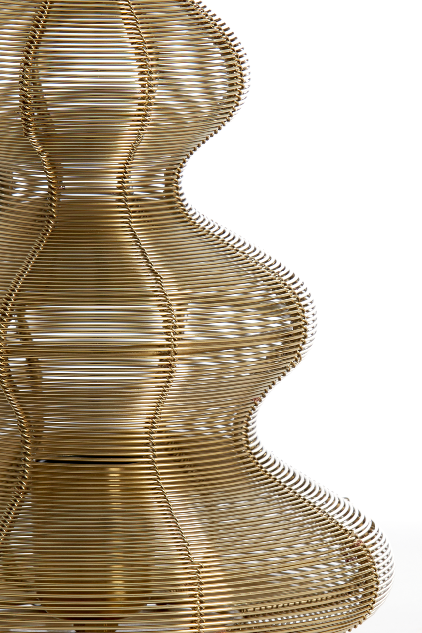 Light&Living Tischleuchte CHRISTMAS TREE Nahaufnahme einer Tischleuchte mit einem eleganten, geschwungenen Design aus goldfarbenen Metallstreben.