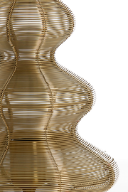 Nahaufnahme einer Tischleuchte mit einem eleganten, geschwungenen Design aus goldfarbenen Metallstreben.