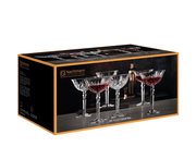 Verpackung der Cocktailschale Palais von Nachtmann, zeigt sechs elegante Kristallgläser mit rotem Getränk, seitliche Perspektive.