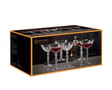 Verpackung der Cocktailschale Palais von Nachtmann, zeigt sechs elegante Kristallgläser mit rotem Getränk, seitliche Perspektive.