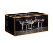 Verpackung der Cocktailschale Palais von Nachtmann, zeigt sechs elegante Kristallgläser mit rotem Getränk, seitliche Perspektive.