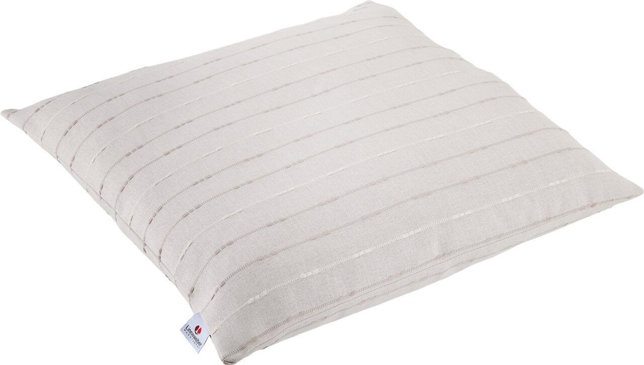 Beiges Outdoor-Kissen 45x45cm mit feinen Streifen, seitliche Perspektive
