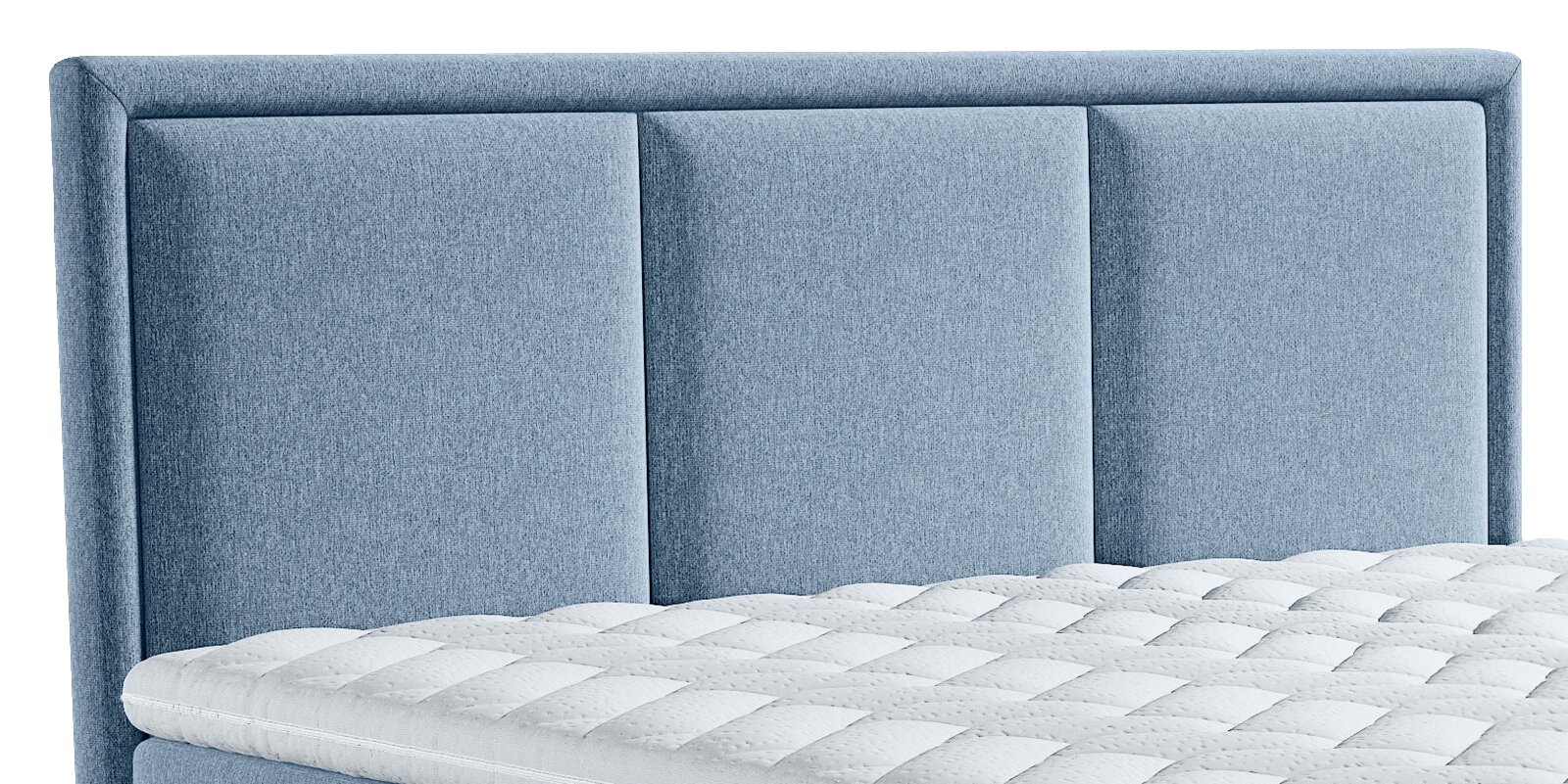 Vooraanzicht van een bed met een hoog, lichtblauw gestoffeerd hoofdbord met drie verticale panelen en een witte, doorgestikte matras.