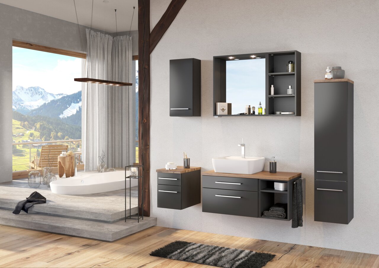 XORA Spiegelpaneel DAVOS Modernes Badezimmer mit Spiegelpaneel, Waschtisch und Schränken in dunklem Holzdesign, seitliche Perspektive.