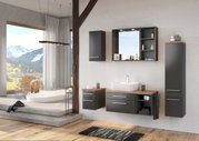 Modernes Badezimmer mit Spiegelpaneel, Waschtisch und Schränken in dunklem Holzdesign, seitliche Perspektive.