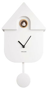 Moderne weiße Wanduhr in Form eines Hauses mit schwarzem Uhrwerk und Pendel, frontal abgebildet.