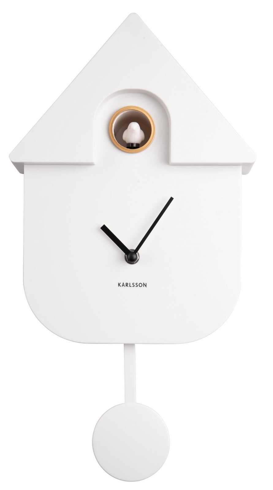 Moderne weiße Wanduhr in Form eines Hauses mit schwarzem Uhrwerk und Pendel, frontal abgebildet.