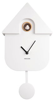 Moderne weiße Wanduhr in Form eines Hauses mit schwarzem Uhrwerk und Pendel, frontal abgebildet.