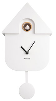 Moderne weiße Wanduhr in Form eines Hauses mit schwarzem Uhrwerk und Pendel, frontal abgebildet.