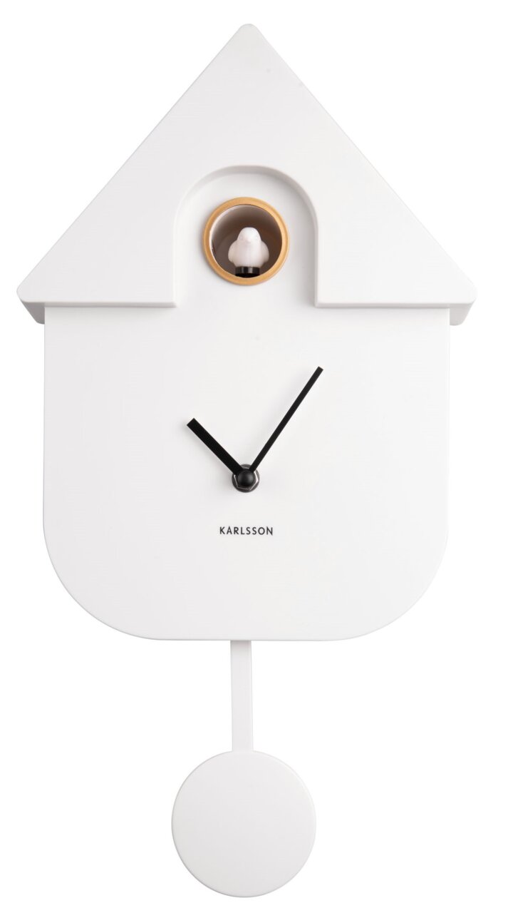 Moderne weiße Wanduhr in Form eines Hauses mit schwarzem Uhrwerk und Pendel, frontal abgebildet.