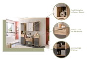 Moderne Badezimmermöbelkombination mit Spiegelschrank, Waschtisch und Hochschränken in Holzoptik und grauen Fronten, funktionales offenes Regal, Rillenoptik in der Front, geräumige Fächer, Perspektive von vorne.