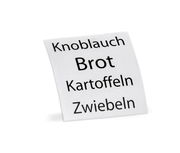 Etikett mit den Aufschriften Knoblauch, Brot, Kartoffeln, Zwiebeln, aus seitlicher Perspektive fotografiert.