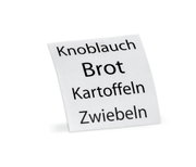 Etikett mit den Aufschriften Knoblauch, Brot, Kartoffeln, Zwiebeln, aus seitlicher Perspektive fotografiert.