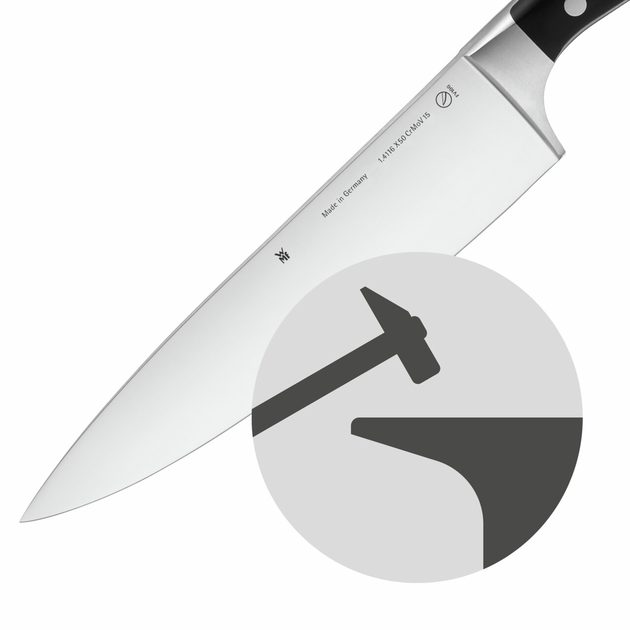Nahaufnahme eines hochwertigen Küchenmessers mit der Aufschrift 'Made in Germany' und einem Symbol für Härte und Präzision.