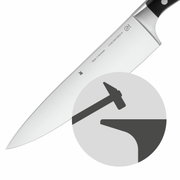 Nahaufnahme eines hochwertigen Küchenmessers mit der Aufschrift 'Made in Germany' und einem Symbol für Härte und Präzision.
