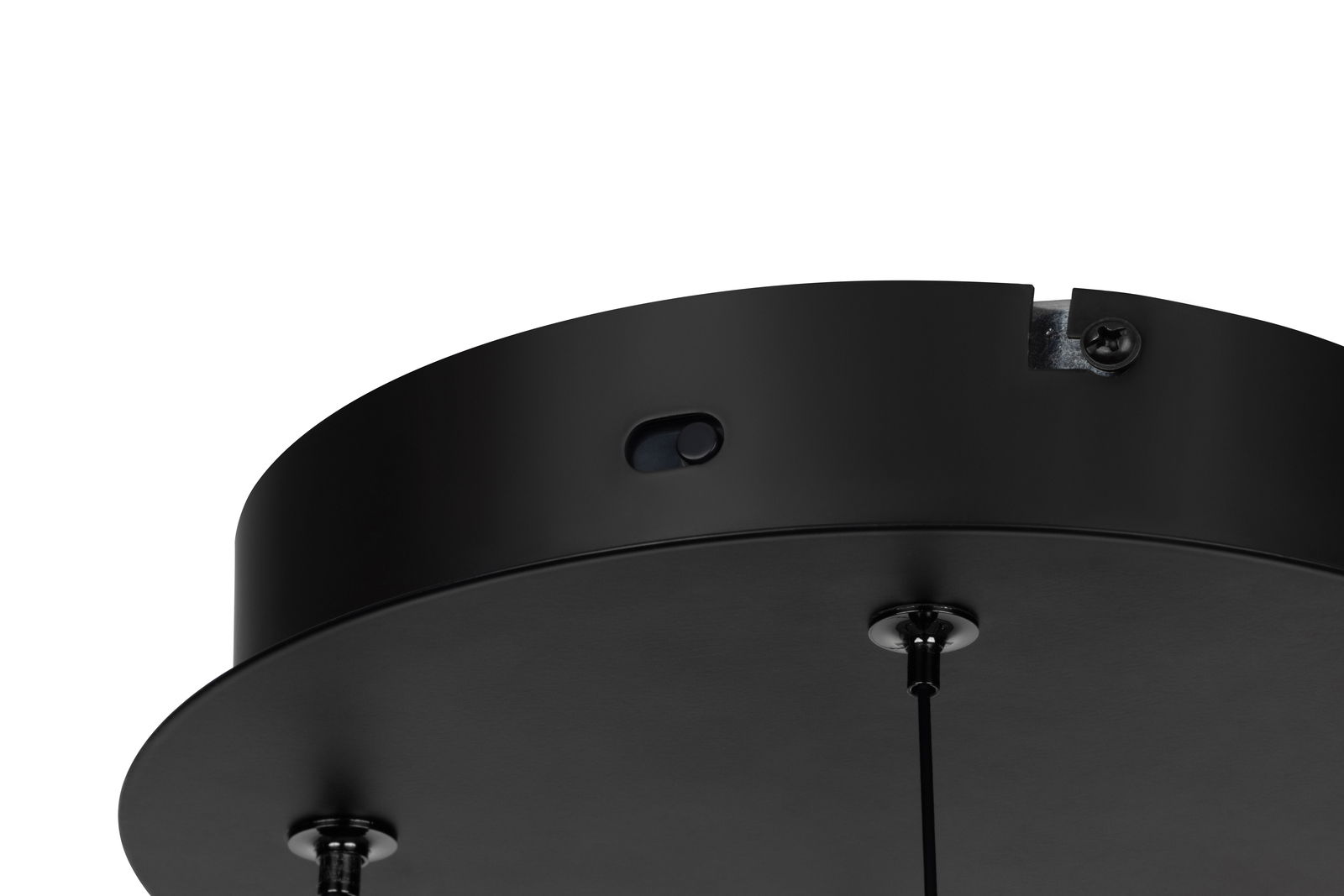 Nahaufnahme der schwarzen Deckenhalterung einer LED-Hängeleuchte von unten betrachtet.