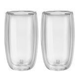 Zwei doppelwandige Latte Macchiato Gläser aus Glas, frontal nebeneinander stehend.