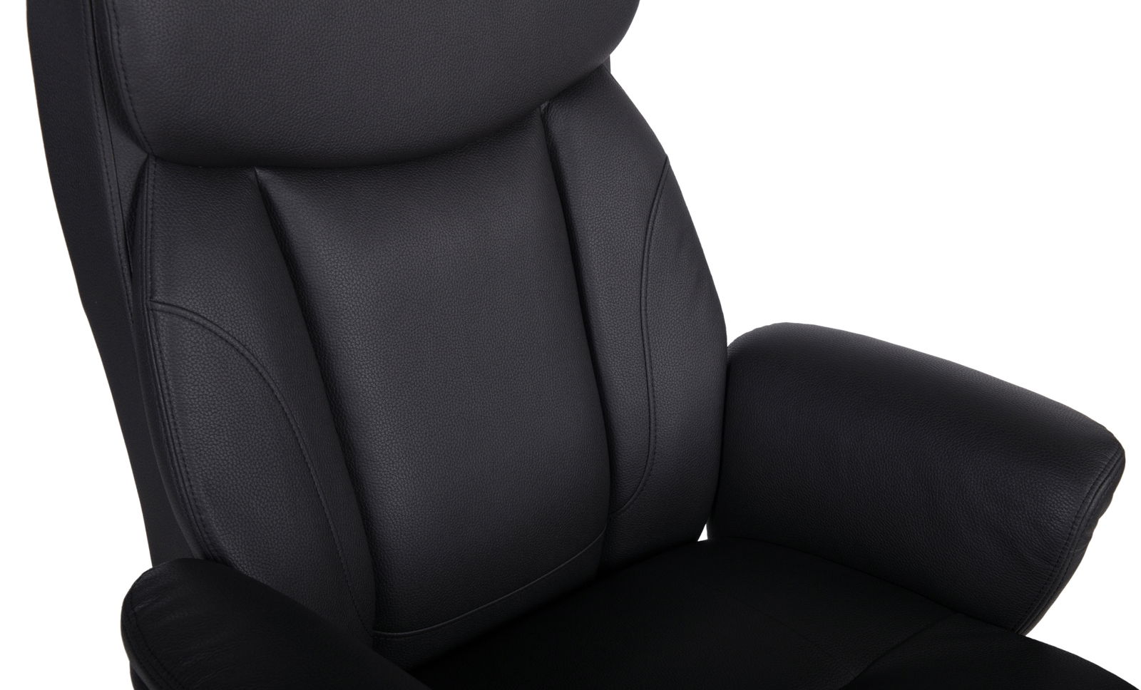 Nahaufnahme eines schwarzen Chefsessels aus Leder mit gepolsterten Armlehnen und ergonomischer Rückenlehne, seitliche Perspektive