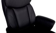 Nahaufnahme eines schwarzen Chefsessels aus Leder mit gepolsterten Armlehnen und ergonomischer Rückenlehne, seitliche Perspektive