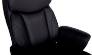 Nahaufnahme eines schwarzen Chefsessels aus Leder mit gepolsterten Armlehnen und ergonomischer Rückenlehne, seitliche Perspektive