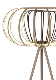 Moderne Stehleuchte mit einem offenen, runden Lampenschirm aus Metallstreben, seitliche Perspektive