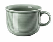 Moosgrüne Kaffee-Obertasse mit geriffelter Oberfläche, seitliche Perspektive