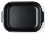 Vogelperspektive auf eine schwarze Bratreine mit den Maßen 30,5 x 24,1 x 6,5 cm, mit seitlichen Griffen und der Aufschrift 'WOLL'.