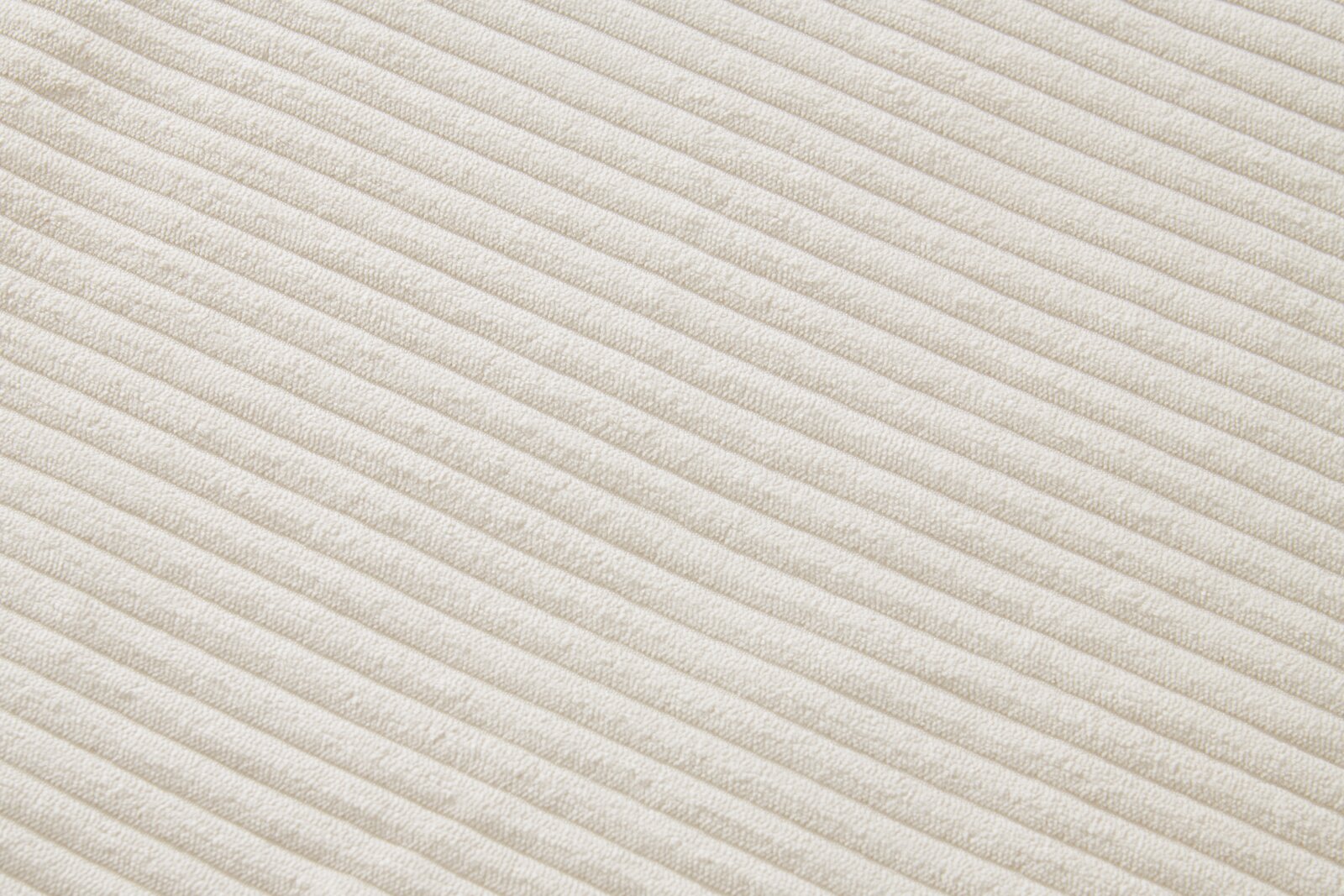 XORA Armlehnstuhl JESSY Nahaufnahme eines cremefarbenen, gerippten Stoffes in diagonaler Perspektive.
