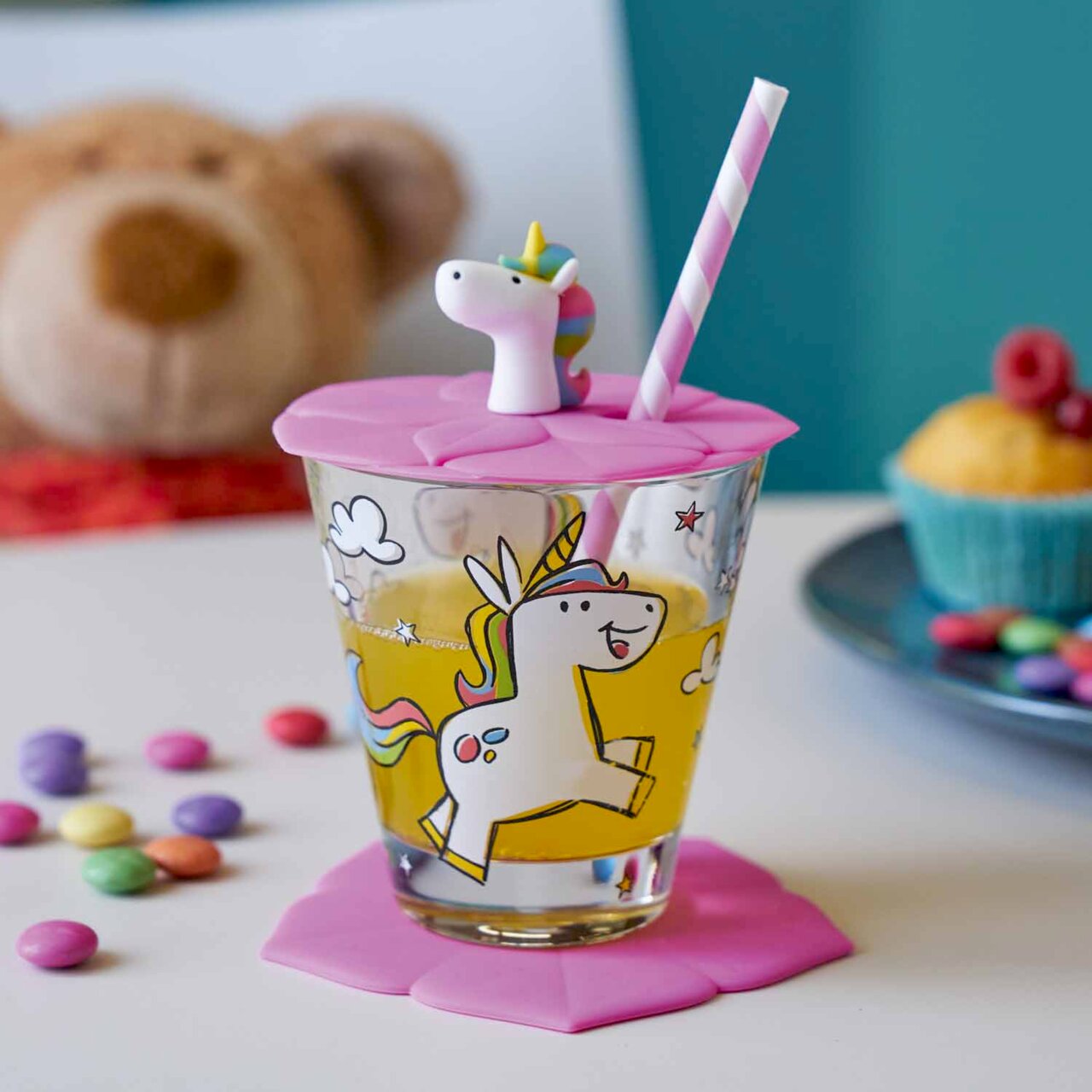 Kindertrinkset mit Einhornmotiv, bestehend aus einem Glas mit pinkem Deckel und Strohhalm, seitliche Perspektive
